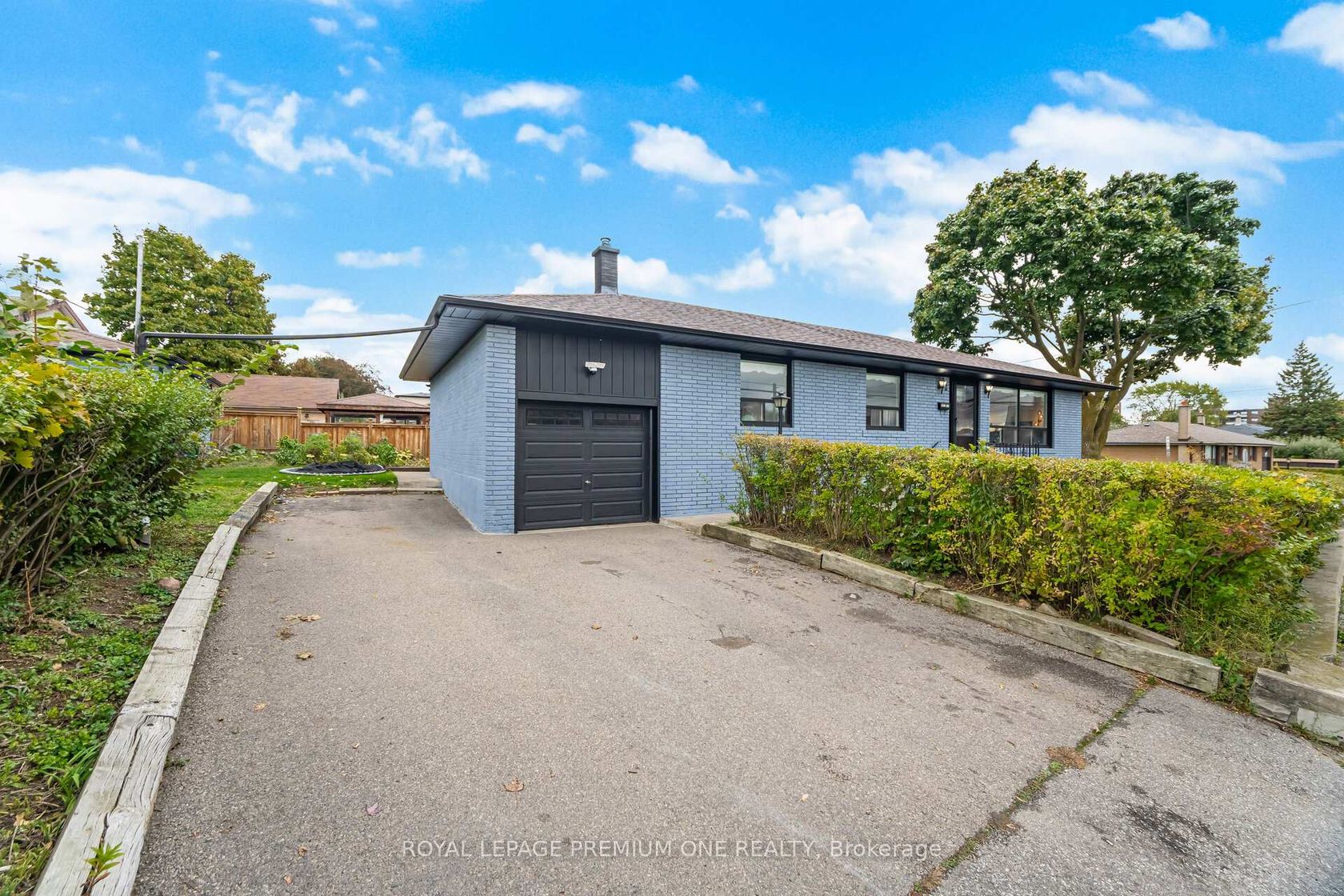 2 Del Ria Drive, Maple Leaf, Toronto 