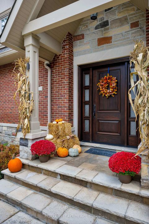 Photo 2 at 37 Cedarland Drive, Rosethorn, Toronto