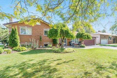 Photo 2 at 2032 Chantler Street, Stroud, Innisfil