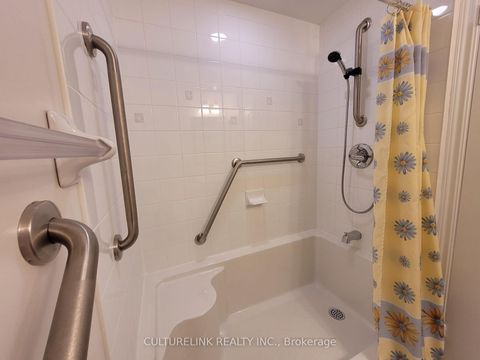 Photo 11 at 633 - 11211 Yonge Street, Devonsleigh, Richmond Hill