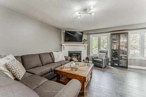 Photo 2 at 41 Penton Drive, Sunnidale, Barrie