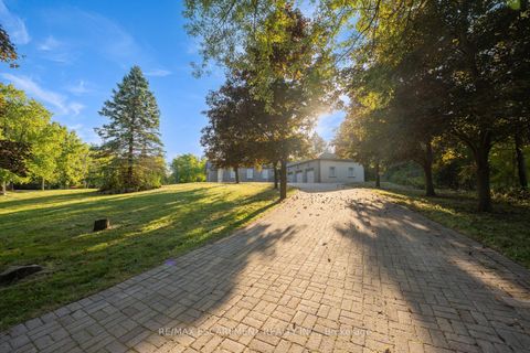 Photo 1 at 8 Ridgewood Drive, Rural Richmond Hill, Richmond Hill