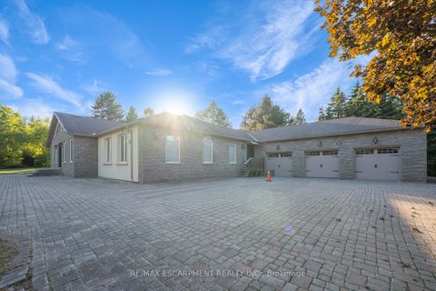 Photo 2 at 8 Ridgewood Drive, Rural Richmond Hill, Richmond Hill