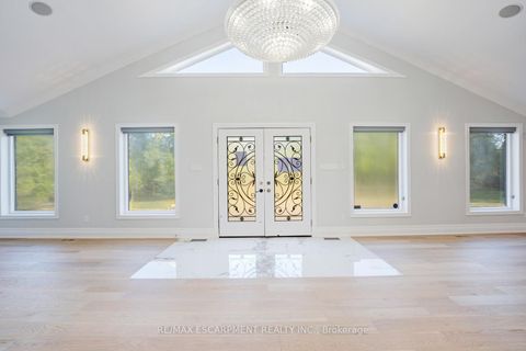 Photo 3 at 8 Ridgewood Drive, Rural Richmond Hill, Richmond Hill