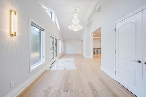 Photo 4 at 8 Ridgewood Drive, Rural Richmond Hill, Richmond Hill