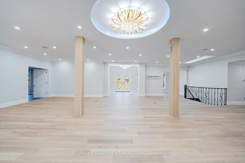 Photo 5 at 8 Ridgewood Drive, Rural Richmond Hill, Richmond Hill