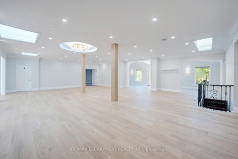 Photo 6 at 8 Ridgewood Drive, Rural Richmond Hill, Richmond Hill