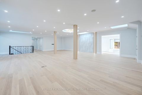 Photo 7 at 8 Ridgewood Drive, Rural Richmond Hill, Richmond Hill