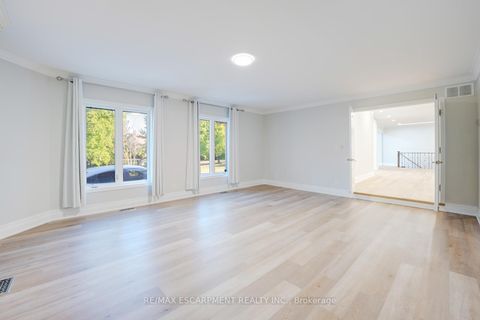 Photo 8 at 8 Ridgewood Drive, Rural Richmond Hill, Richmond Hill