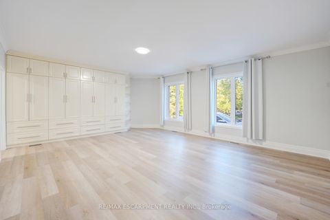 Photo 9 at 8 Ridgewood Drive, Rural Richmond Hill, Richmond Hill