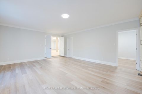 Photo 10 at 8 Ridgewood Drive, Rural Richmond Hill, Richmond Hill