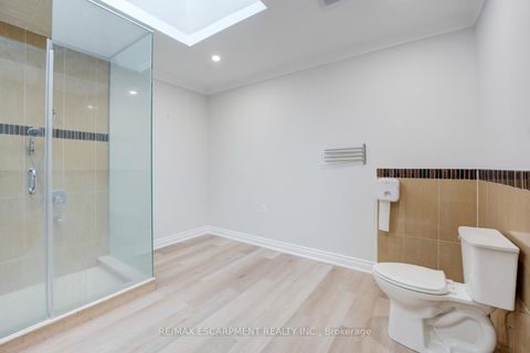 Photo 12 at 8 Ridgewood Drive, Rural Richmond Hill, Richmond Hill