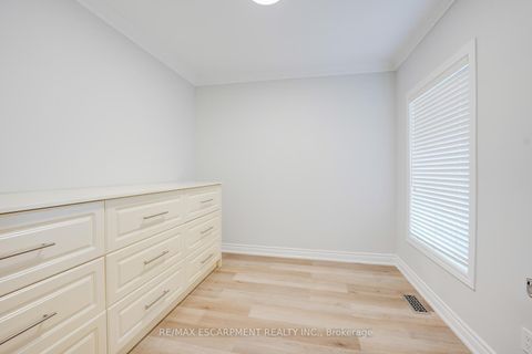 Photo 13 at 8 Ridgewood Drive, Rural Richmond Hill, Richmond Hill