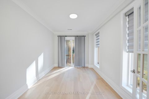 Photo 15 at 8 Ridgewood Drive, Rural Richmond Hill, Richmond Hill