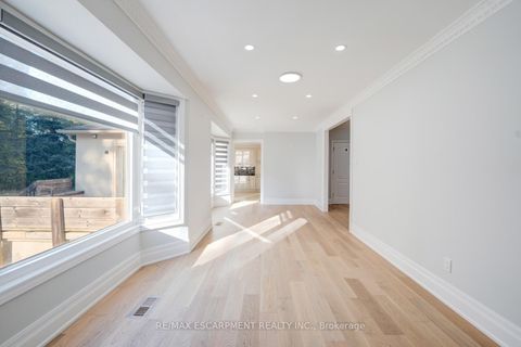 Photo 16 at 8 Ridgewood Drive, Rural Richmond Hill, Richmond Hill