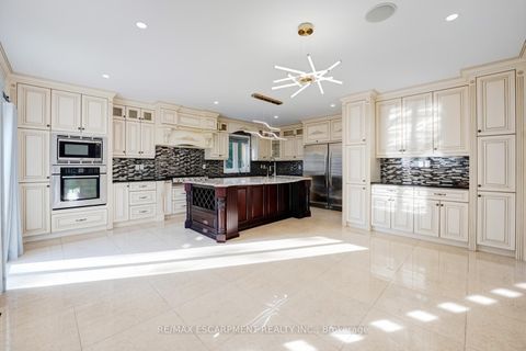 Photo 17 at 8 Ridgewood Drive, Rural Richmond Hill, Richmond Hill