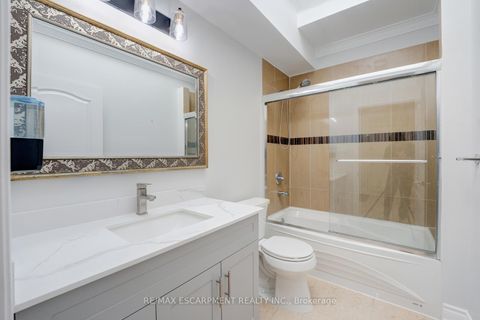 Photo 23 at 8 Ridgewood Drive, Rural Richmond Hill, Richmond Hill