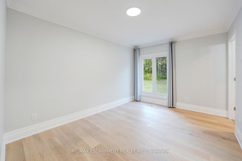 Photo 25 at 8 Ridgewood Drive, Rural Richmond Hill, Richmond Hill