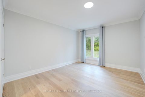 Photo 33 at 8 Ridgewood Drive, Rural Richmond Hill, Richmond Hill