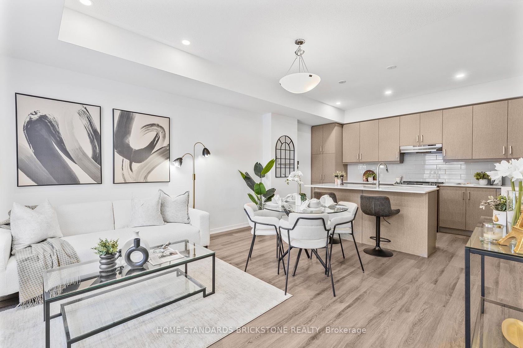 TH 366 - 90 Honeycrisp Crescent, Vaughan Corporate Centre, Vaughan photo number 2