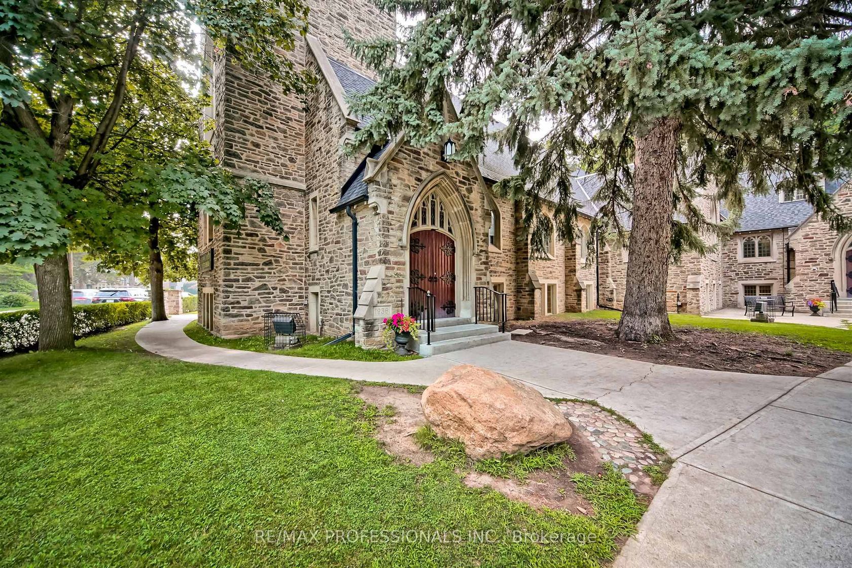 Photo 8 at 96 Dunedin Drive, Kingsway South, Toronto Photo 8 at 96 Dunedin Drive, Kingsway South, Toronto