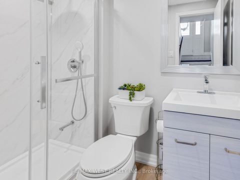 Photo 9 at 553 King Street E, Moss Park, Toronto