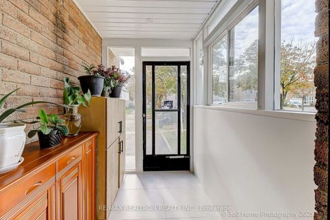 Photo 3 at 51 Campania Crescent, Milliken, Toronto