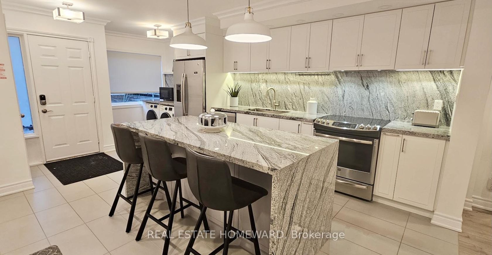 Photo 4 at 5 - 122 Glen Manor Drive, The Beaches, Toronto Photo 4 at 5 - 122 Glen Manor Drive, The Beaches, Toronto