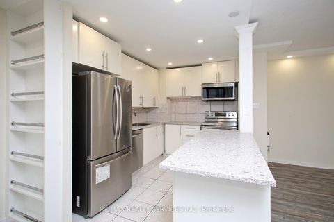 Photo 9 at 2007 - 10 Sunny Glen Way, Flemingdon Park, Toronto