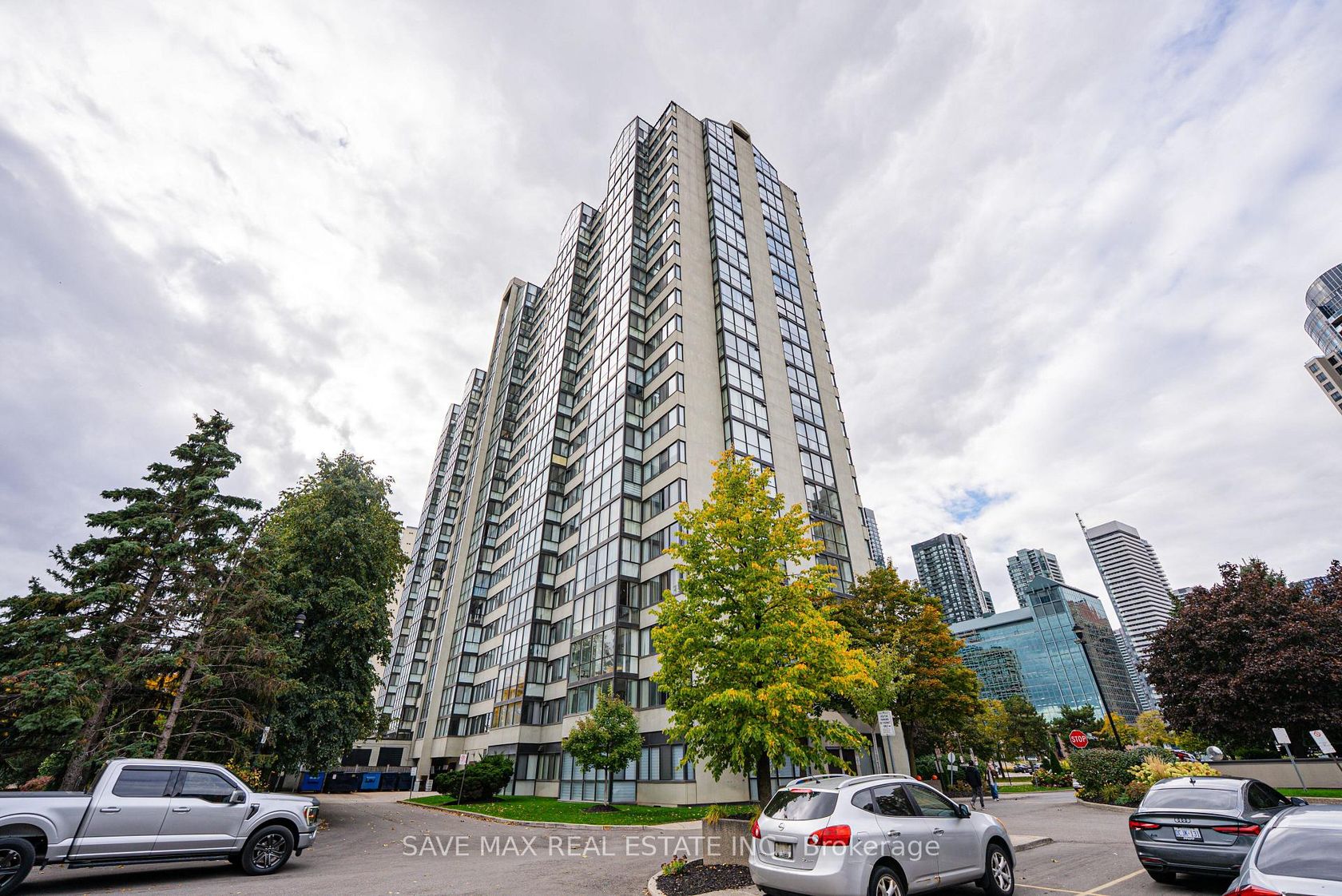 2207 - 350 Webb Drive, City Centre, Mississauga by Loree Meneguzzi Real Estate 2207 - 350 Webb Drive, City Centre, Mississauga