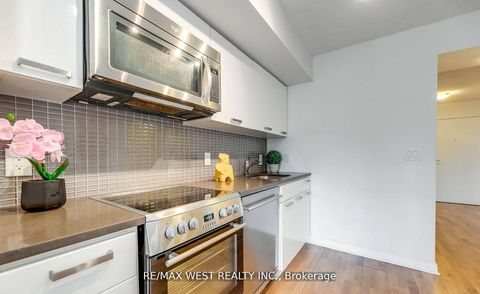 Photo 13 at 802 - 295 Adelaide Street W, Waterfront Communities C1, Toronto