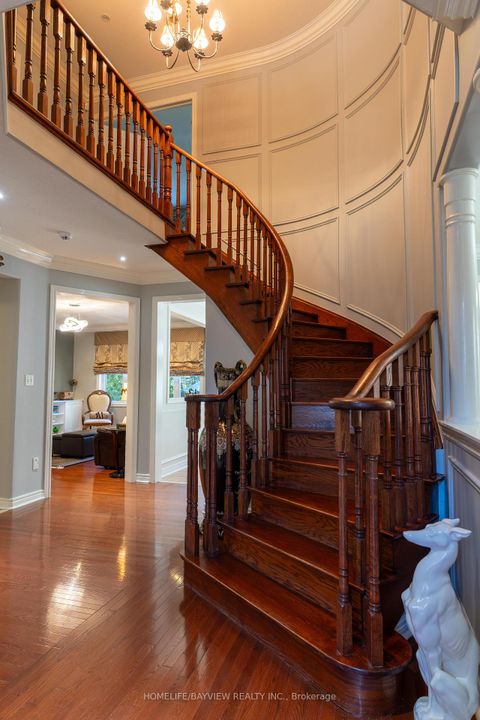 Photo 3 at 8 Pico Crescent, Beverley Glen, Vaughan