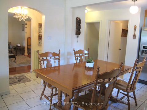 Photo 11 at 4 Rosalie Avenue, CFB, Toronto