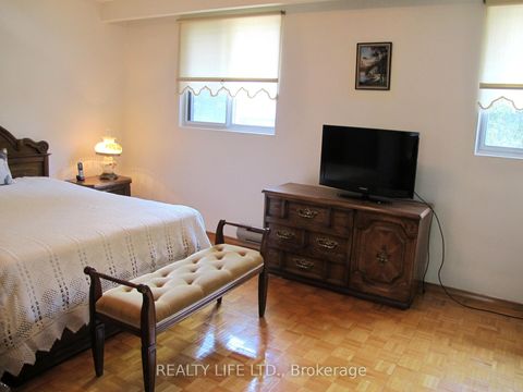 Photo 15 at 4 Rosalie Avenue, CFB, Toronto