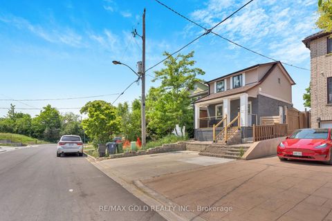 Photo 1 at 8 Fairglen Crescent, Pelmo Park W4, Toronto