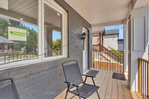 Photo 3 at 8 Fairglen Crescent, Pelmo Park W4, Toronto