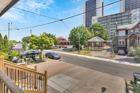 Photo 4 at 8 Fairglen Crescent, Pelmo Park W4, Toronto