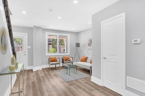 Photo 9 at 8 Fairglen Crescent, Pelmo Park W4, Toronto