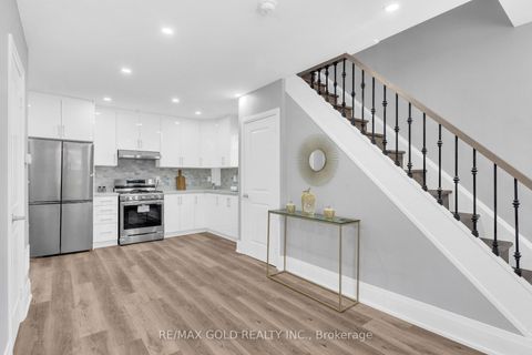 Photo 10 at 8 Fairglen Crescent, Pelmo Park W4, Toronto