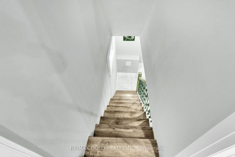 Photo 26 at 8 Fairglen Crescent, Pelmo Park W4, Toronto