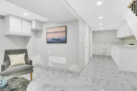 Photo 30 at 8 Fairglen Crescent, Pelmo Park W4, Toronto