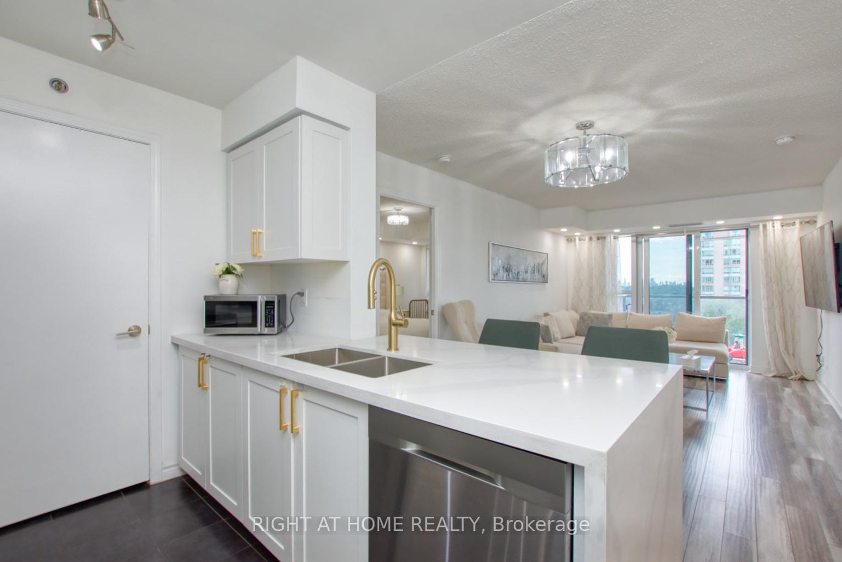 827 - 35 Saranac Boulevard, Lawrence, Toronto  by Loree Meneguzzi Real Estate 827 - 35 Saranac Boulevard, Lawrence, Toronto