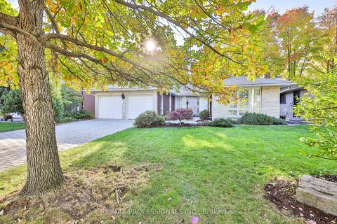 Photo 2 at 10 Neilor Crescent, Markland Wood, Toronto