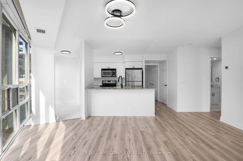 Photo 11 at 1110 - 30 GRAND TRUNK Crescent SW, Waterfront Communities C1, Toronto