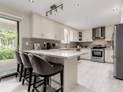 Photo 11 at 10 Rodeo Drive, Yorkhill, Vaughan