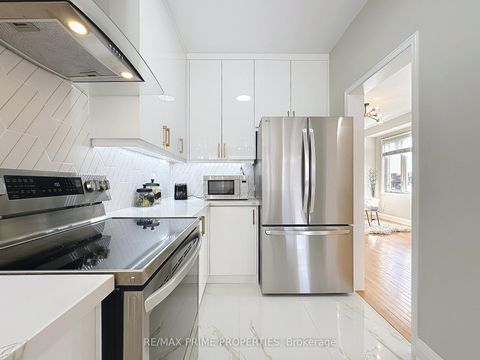 Photo 11 at 117 Big Hill Crescent, Patterson, Vaughan