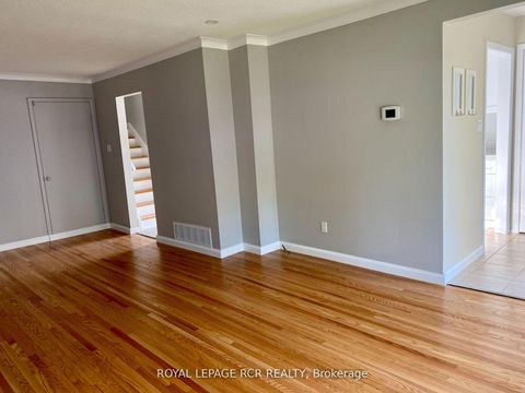 Photo 12 at 15 McDonald Drive, Aurora Heights, Aurora