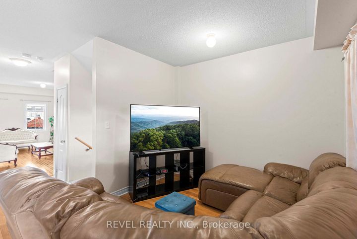 Photo 12 at 1516 Shepway Mews, Duffin Heights, Pickering