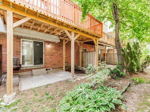 Photo 28 at 5 - 27 West Dean Park Drive, West Deane, Toronto