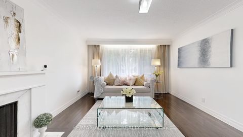 Photo 3 at 9 Carluke Crescent, Windfields, Toronto